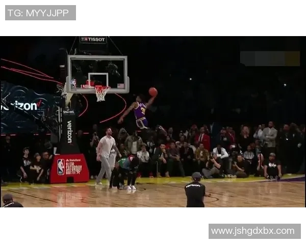 法国足球明星挑战篮球场展现扣篮技巧引发热议